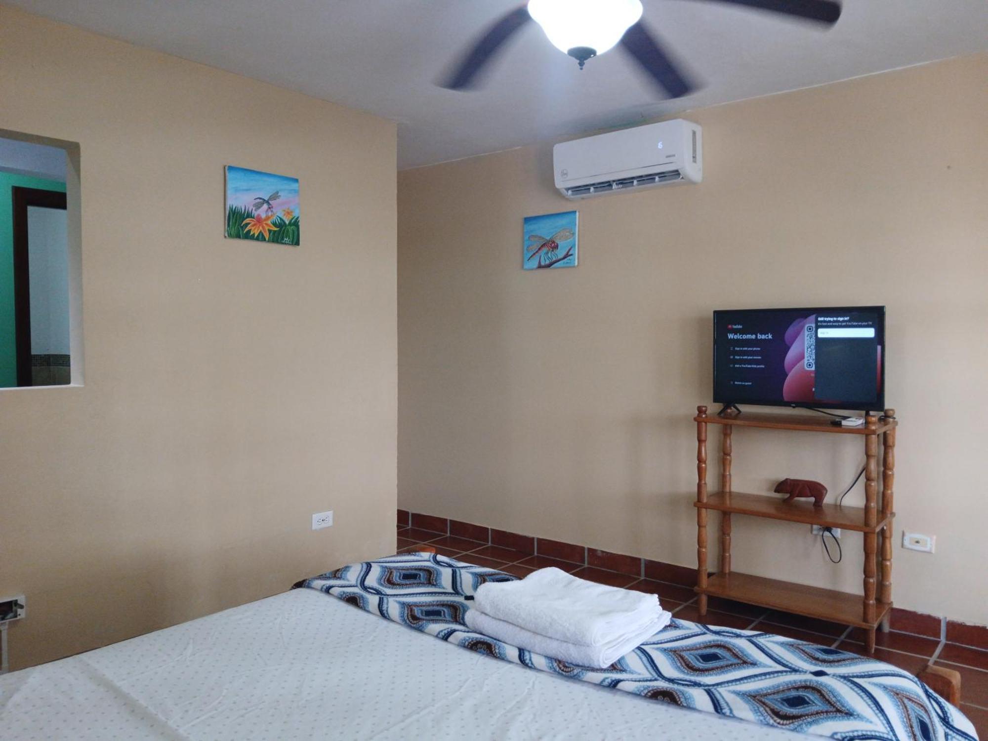 Bamboleo Inn Ladyville Номер фото